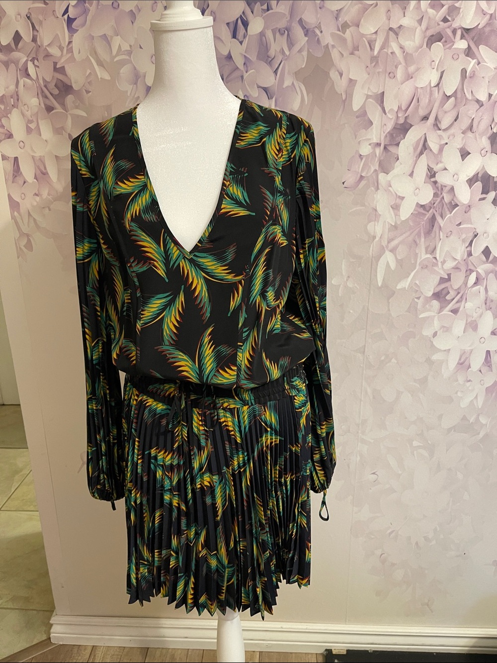 A.L.C. Black V-Neck Long-Sleeve Pleated Dress with Green and Yellow Leaf Print